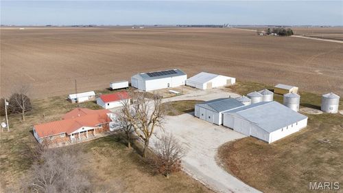 7067 Oak Ave, Raymond, IL, 62560-5035 | Card Image