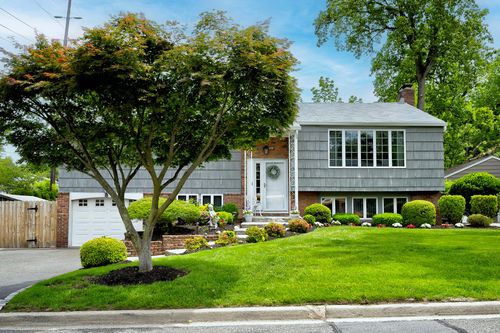 1 Glen Ln, Glenwood Landing, NY, 11547-3042 | Card Image