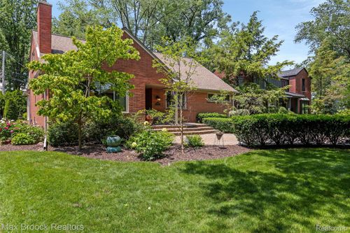 25845 Salem Rd, Huntington Woods, MI, 48070-1633 | Card Image