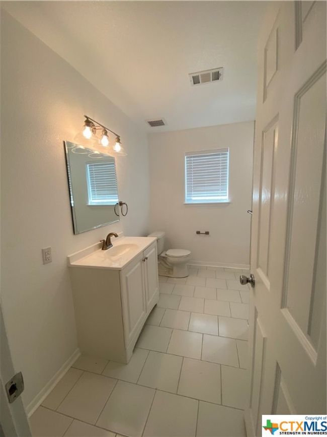 1006 E Fannin St, Home with 3 bedrooms, 3 bathrooms and null parking in Luling TX | Image 8
