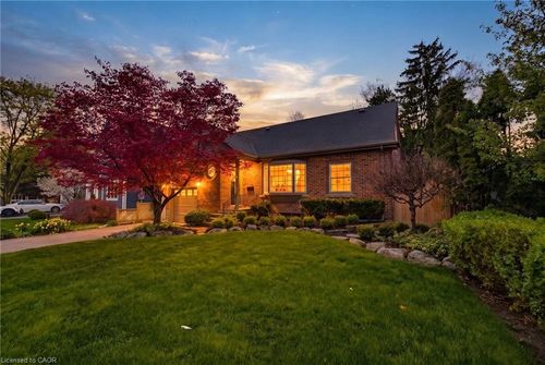 586 Woodland Ave, Burlington, ON, L7R2S5 | Card Image