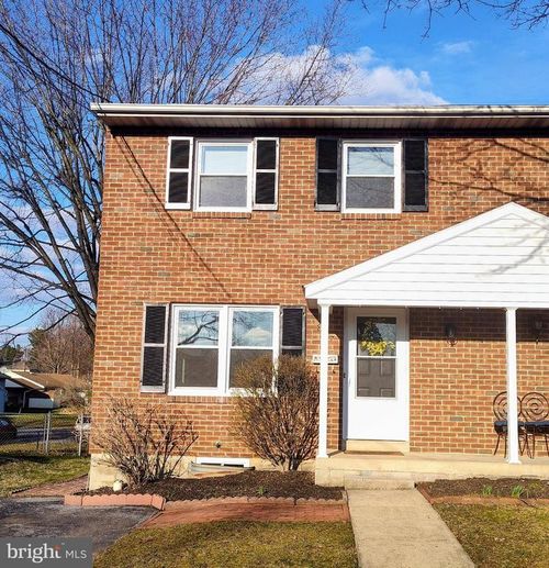 827 S Locust St, ELIZABETHTOWN, PA, 17022-2720 | Card Image
