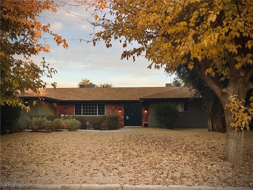 4202 W Pinecrest Cir, Las Vegas, NV, 89121-4924 | Card Image