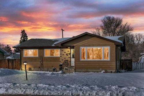 4924 39 St, Innisfail, AB, T4G1J2 | Card Image