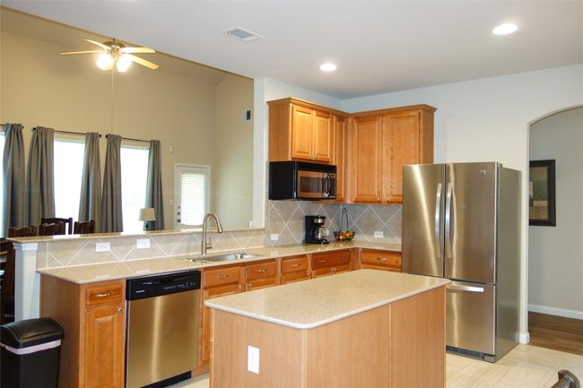Another view. Refrigerator conveys | Image 8