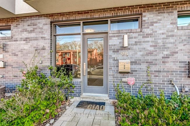 991 Dundas St E, House attached with 3 bedrooms, 3 bathrooms and 1 parking in Toronto ON | Image 4