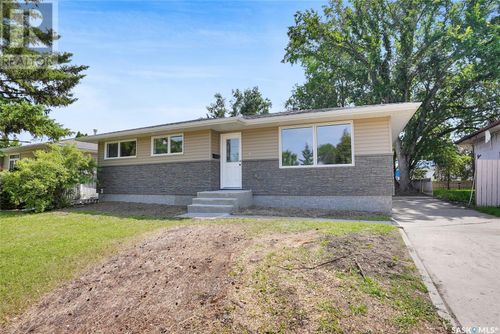 1049 Simcoe St, Moose Jaw, SK, S6H3J3 | Card Image