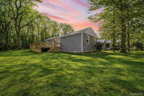 445 Granda Vista Dr, Milford, MI, 48380-3475 | Card Image