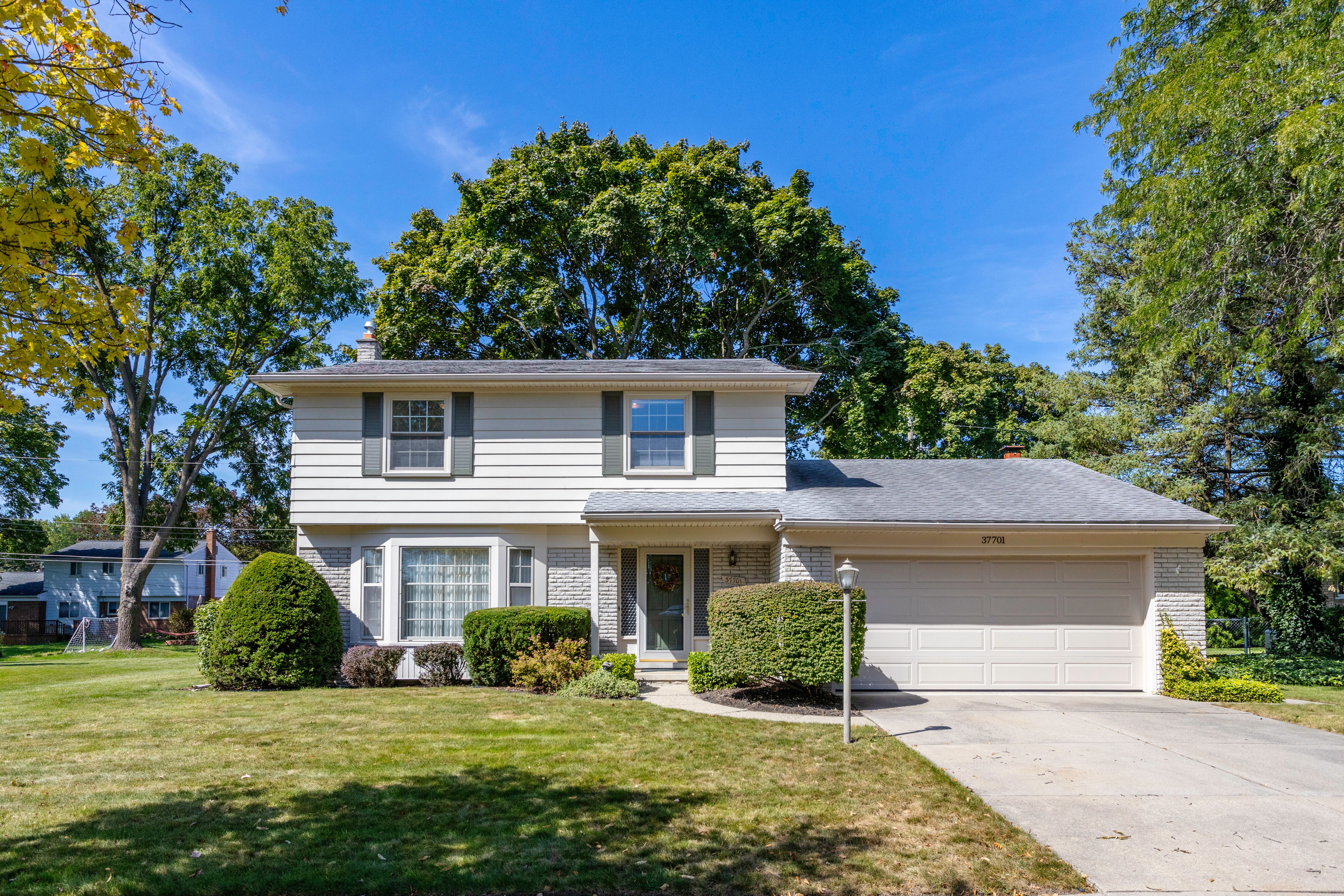 Sherwood Ct, Livonia, MI 48154