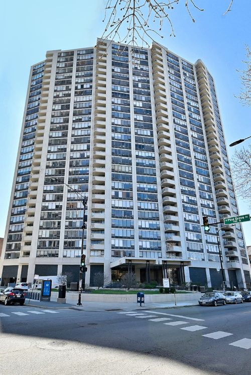 apt-2501-3930 Pine Grove Ave, Chicago, IL, 60613-5514 | Card Image