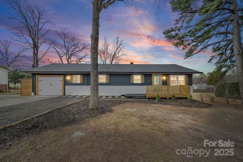 402 Villa St, Kannapolis, NC, 28083-7523 | Card Image