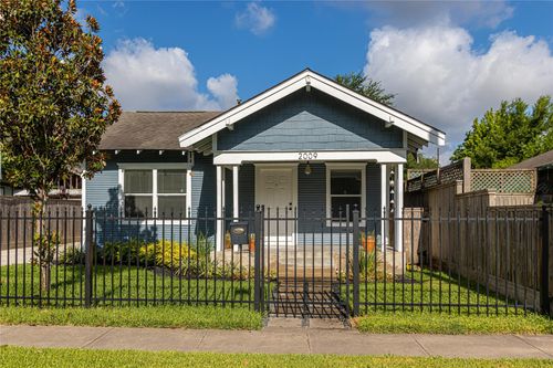 2009 Singleton St, Houston, TX, 77008-4455 | Card Image