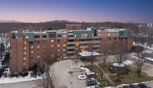 llb-5200 Three Village Dr, Lyndhurst, OH, 44124-3775 | Card Image