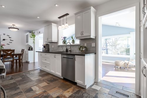 11 Castle Dr, Barrie, ON, L4N1P7 | Card Image