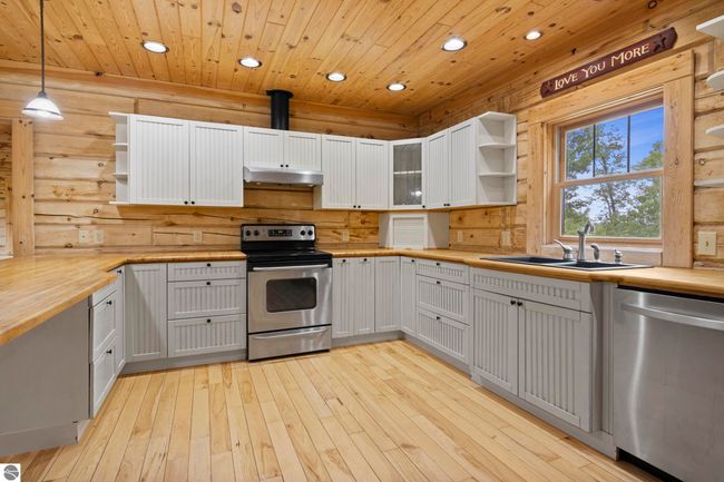 9644 Guenthardt Rd, House other with 5 bedrooms, 2 bathrooms and null parking in Manistee MI | Image 8