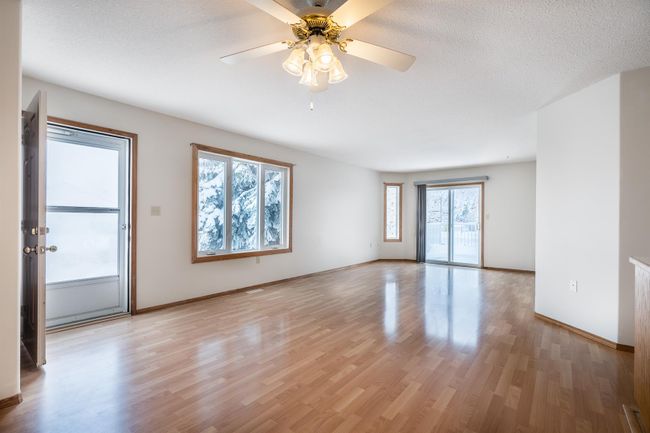 4802 46 Street, Home with 2 bedrooms, 1 bathrooms and 2 parking in Lloydminster SK | Image 3