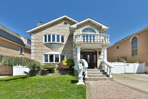 7627 175th St, Fresh Meadows, NY, 11366-1509 | Card Image