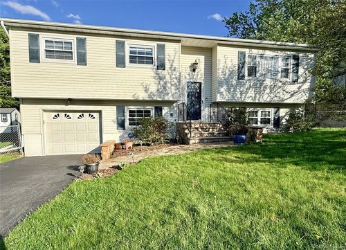 1 Weather Vane Way, Middletown, NY, 10940-2605 | Card Image