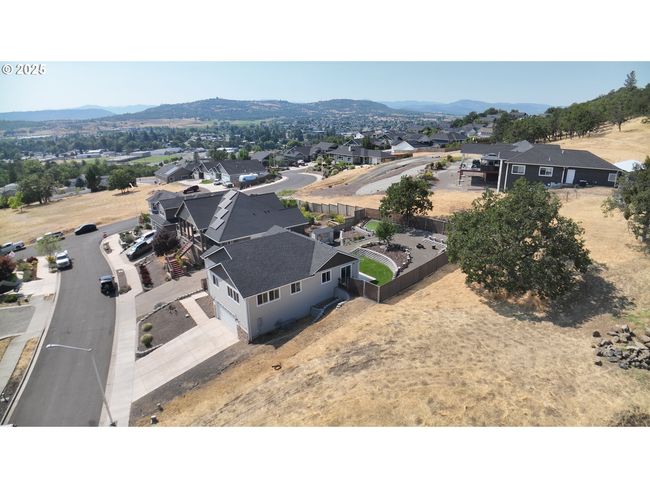 1019 Azure Way, House other with 3 bedrooms, 2 bathrooms and 2 parking in Eagle Point OR | Image 38