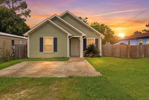 228 W Elm Ave, Winnie, TX, 77665-7913 | Card Image
