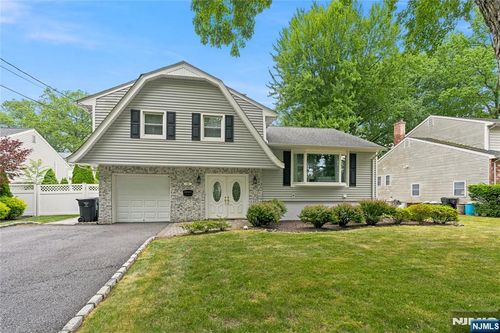 290 Mchenry Dr, Paramus, NJ, 07652-3313 | Card Image