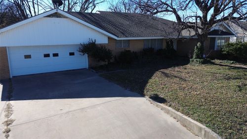 1306 E Central Ave, Comanche, TX, 76442-2806 | Card Image