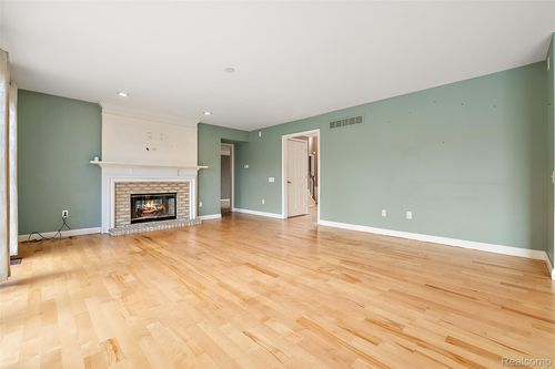 5699 Applegrove Dr, West Bloomfield, MI, 48324-1477 | Card Image