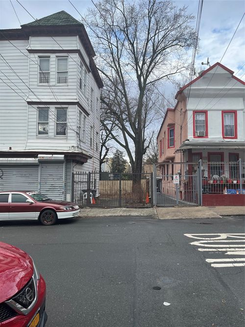 3927 Barnes Ave, Bronx, NY, 10466-4314 | Card Image