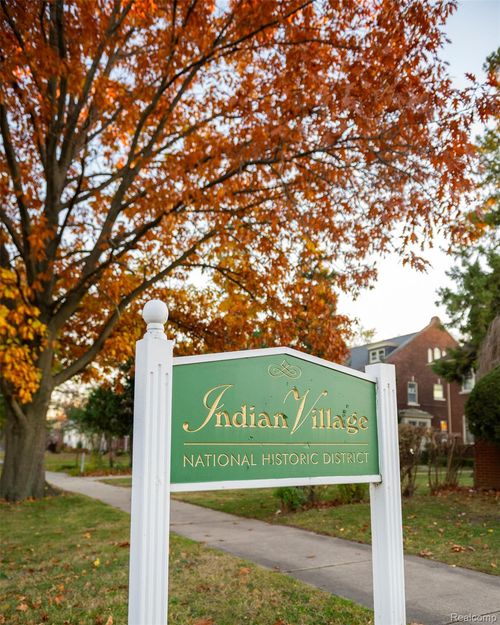 1496 Burns St, Detroit, MI, 48214-2807 | Card Image