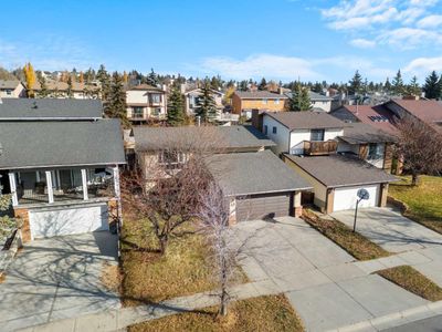 40 Hawkwood Rd Nw, House other with 4 bedrooms, 3 bathrooms and 4 parking in Calgary AB | Image 2