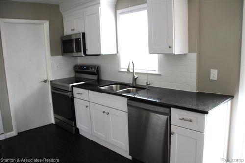 1212 Ottawa Dr, Royal Oak, MI, 48073-4722 | Card Image