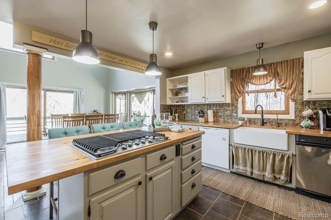 Gas cooktop on the island | Image 8