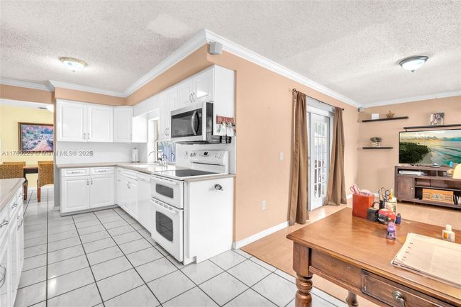 700 Nw 88 Th Ter, House other with 3 bedrooms, 2 bathrooms and null parking in Pembroke Pines FL | Image 14