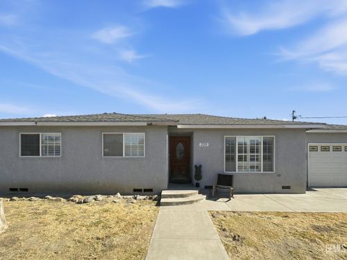 220 17th Ave, Delano, CA, 93215-1602 | Card Image