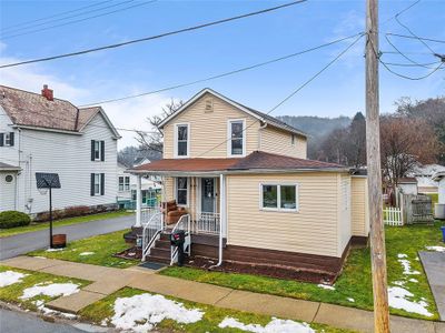 225 Elizabeth Ave, House other with 3 bedrooms, 1 bathrooms and 4 parking in Evans City Boro PA | Image 2