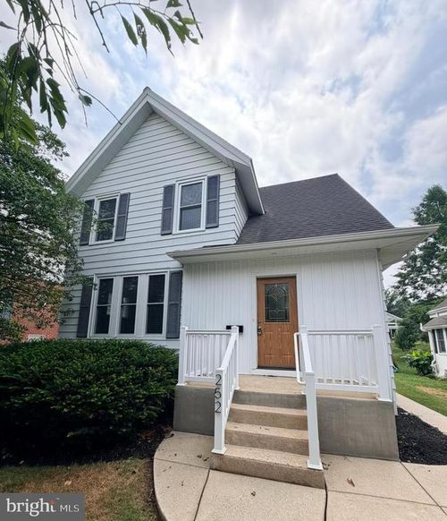 252 E Areba Ave, HERSHEY, PA, 17033-1301 | Card Image