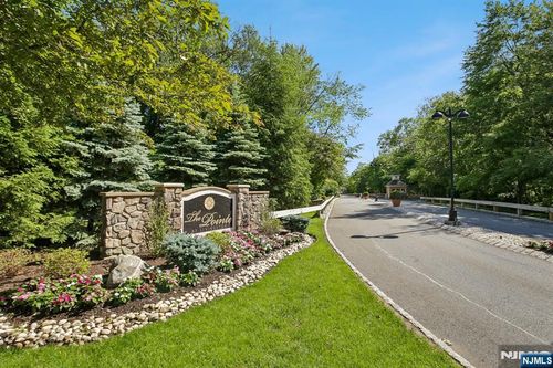5211 Pointe Gate Dr, Livingston, NJ, 07039-1743 | Card Image