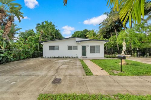 924 W 28th St, Hialeah, FL, 33010-1235 | Card Image