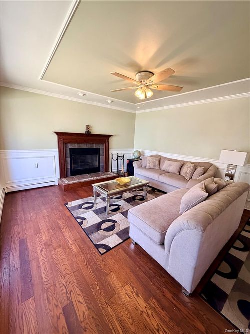 32 Hewlett Dr, Sound Beach, NY, 11789-3018 | Card Image