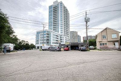 402 - 10 Wilby Cres, Condo with 1 bedrooms, 2 bathrooms and 1 parking in York ON | Image 2