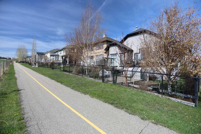 92 Sherwood Rise Nw, Home with 3 bedrooms, 2 bathrooms and 4 parking in Calgary AB | Image 32