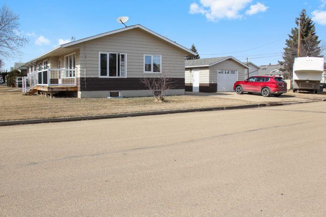 4801 48 Avenue, Home with 3 bedrooms, 1 bathrooms and 2 parking in Forestburg AB | Image 27