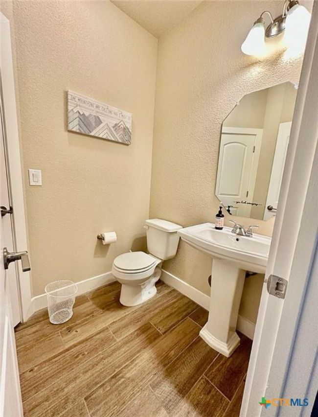 1/2 bath off living / kitchen | Image 14