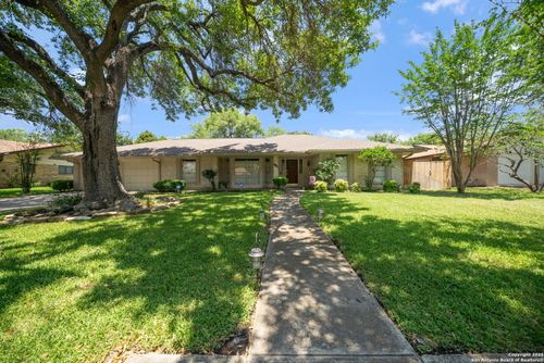 425 Crestwind Dr, Windcrest, TX, 78239-2408 | Card Image