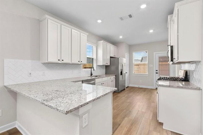 926 Whispering Winds Dr, House other with 4 bedrooms, 2 bathrooms and 2 parking in Beasley TX | Image 4