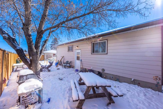 2002 40 Street Se, Home with 4 bedrooms, 2 bathrooms and 2 parking in Calgary AB | Image 7