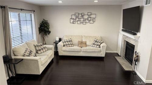 33-11300 Foothill Blvd, Sylmar, CA, 91342-7007 | Card Image