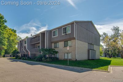 704 - 29870 W 12 Mile Road, Condo with 2 bedrooms, 2 bathrooms and null parking in Farmington Hills MI | Image 2