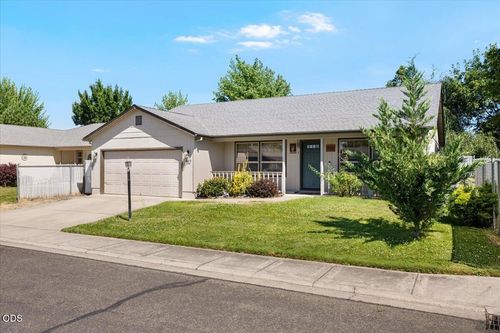 669 Karic Way, Eagle Point, OR, 97524-5402 | Card Image