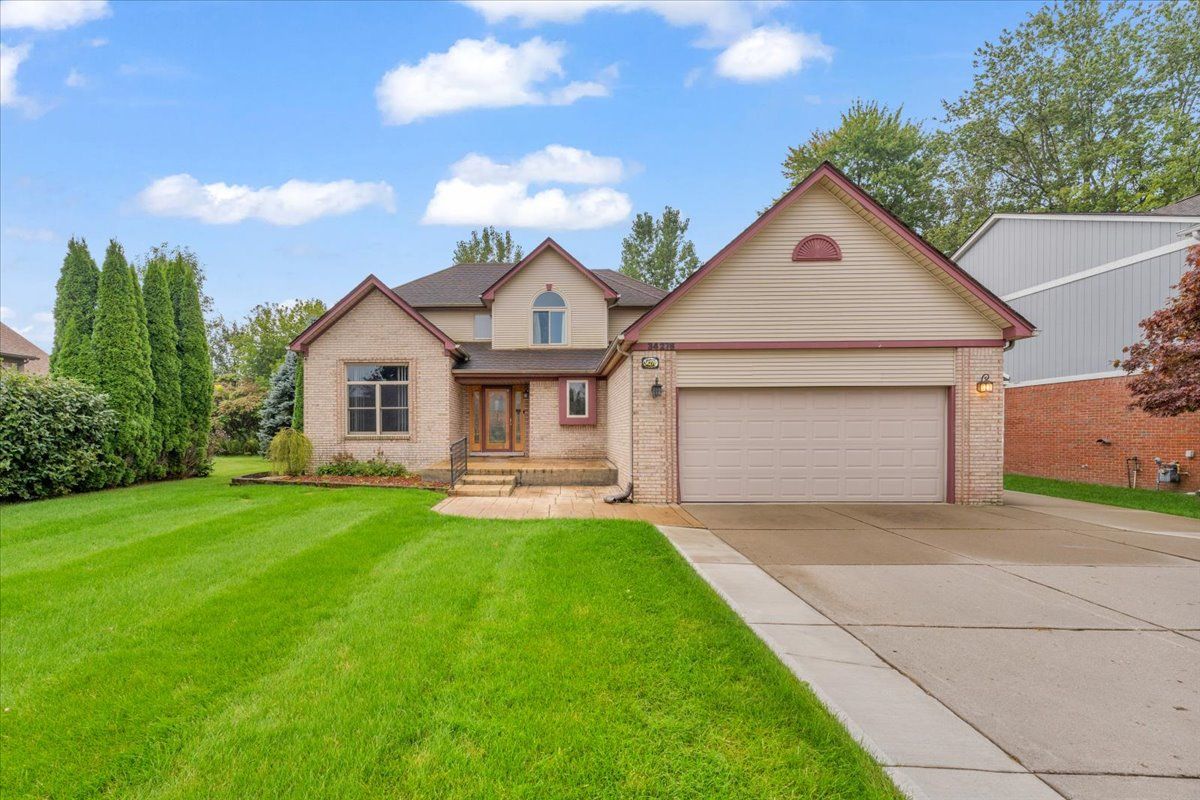 Cherry Hill Ln, Chesterfield, MI 48047